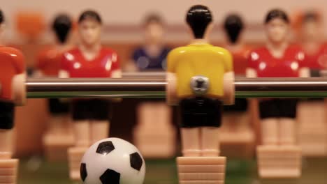 jugando al fútbol en la mesa de juego