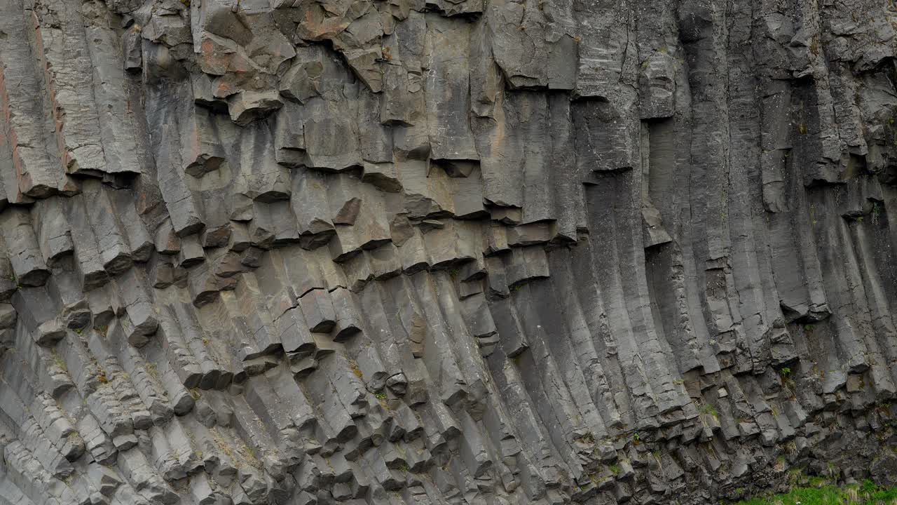 primer plano de las interesantes formaciones rocosas de basalto en el valle de studlagil