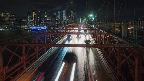 Verkehr-Autos-über-Die-Brooklyn-Bridge-Vor-Dem-Hintergrund-Der-Silhouette-Der-Nacht-In-New-York