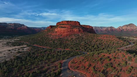 Escénicas-Rocas-Rojas-De-Sedona-En-Arizona---Toma-Aérea-De-Drones