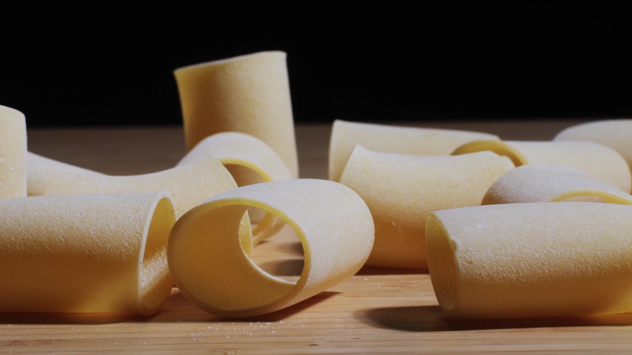 Paccheri crudi su una superficie di legno