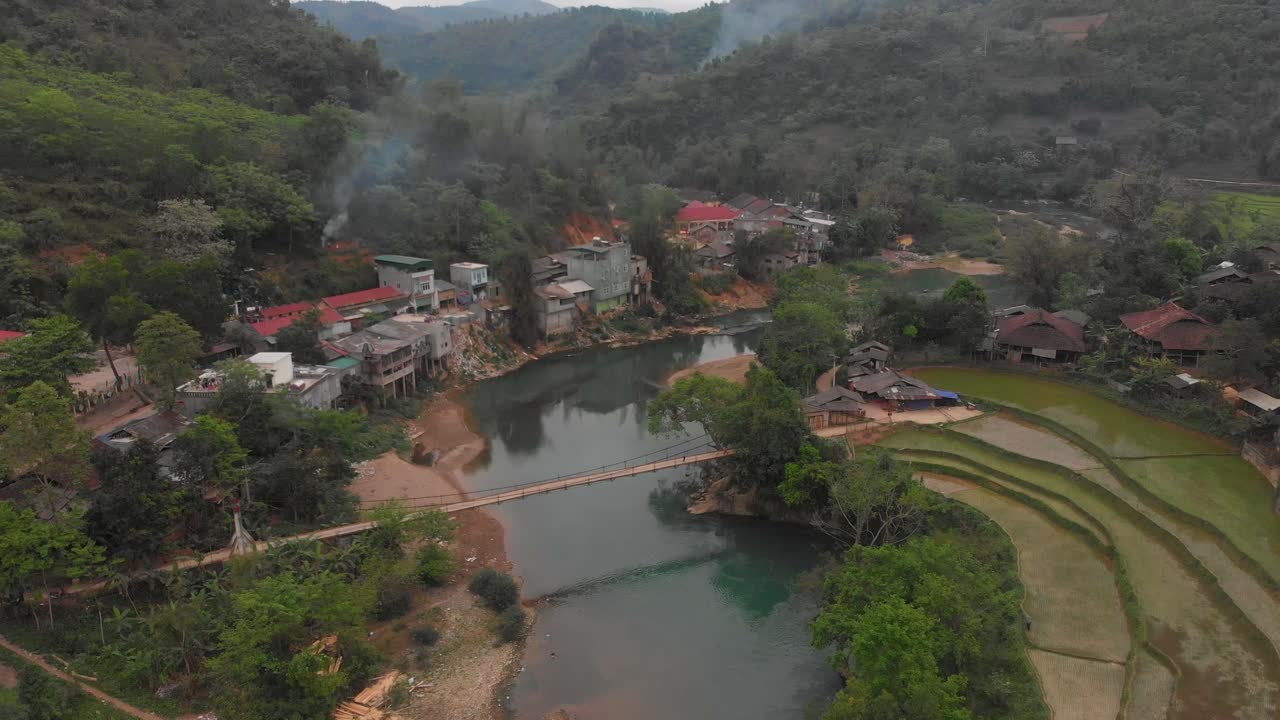 vista panorámica de la ciudad de niem son en el distrito de meo vac, vietnam, aérea