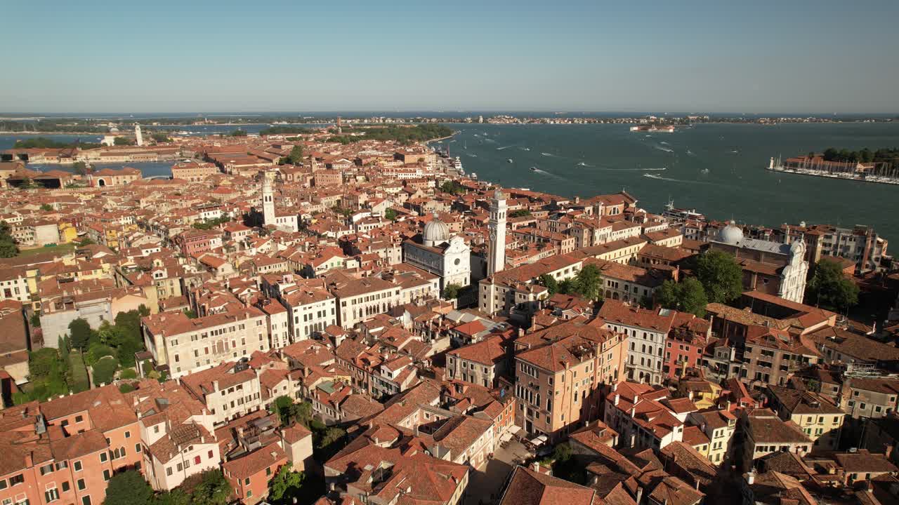 이탈리아 베니스 위의 따뜻한 공중 드론 전망, 유럽 여행 도시의 여름철, 낮 동안 활기찬 낭만적인 분위기의 낭만적인 목적지