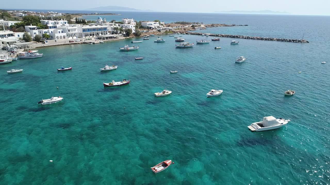 Spiaggia di Aliki sull'isola di Naxos nelle Cicladi in Grecia vista dal cielo