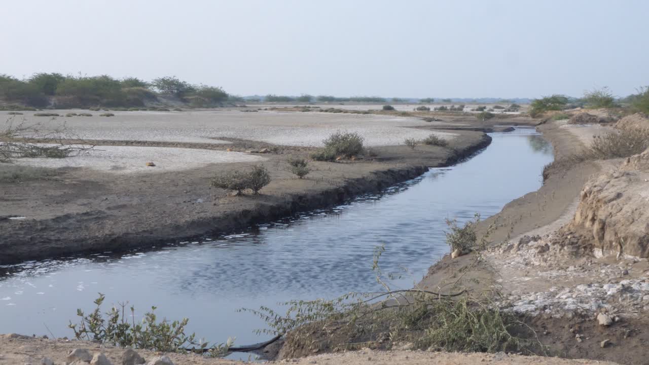 vía fluvial que atraviesa el área de deforestación de manglares en karachi