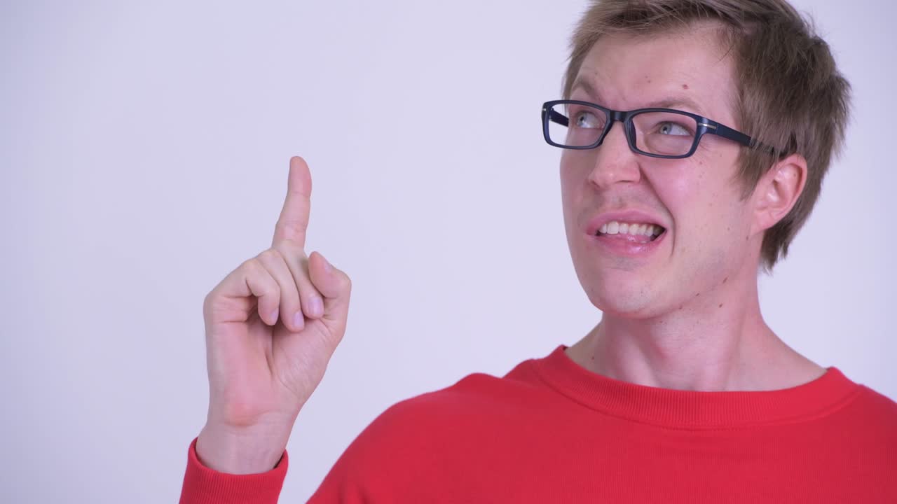 젊은 잘생긴 남자의 스튜디오 촬영