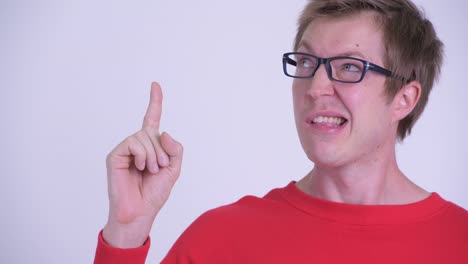 fotografía de estudio de un joven guapo