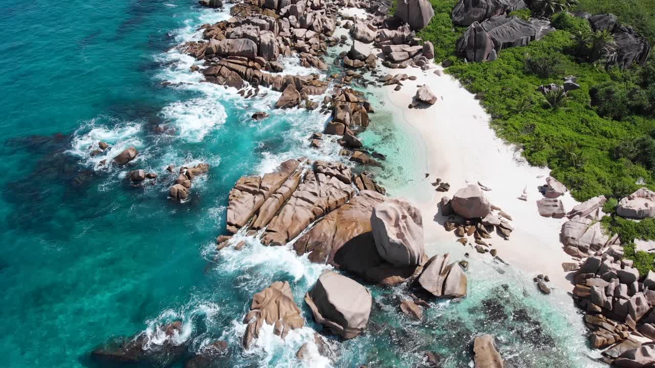 Pemandangan udara Anse Marron dengan formasi bebatuan granit dan kolam alami yang terkenal