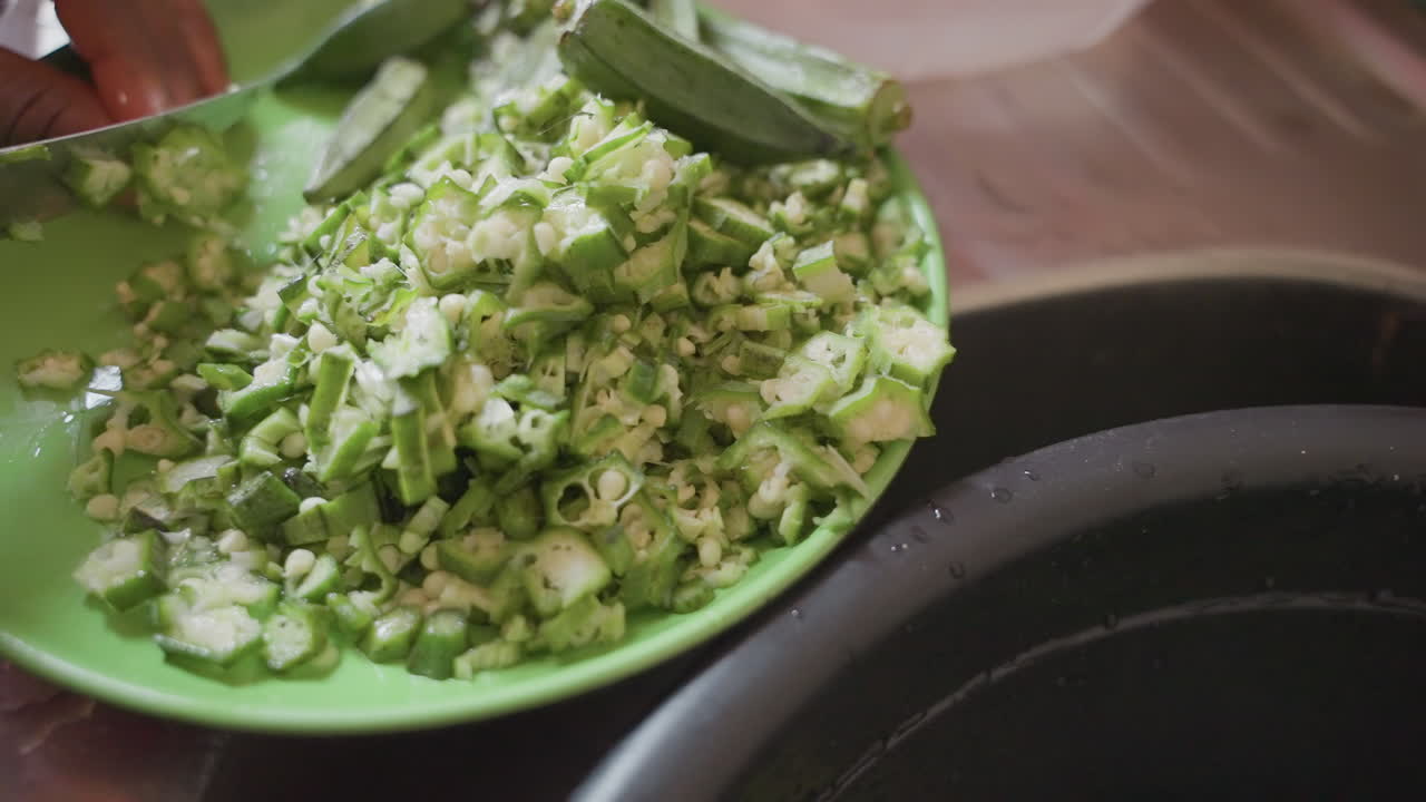 Ingredientes frescos preparados. Vegetais picados arrumados ordenadamente. Close-up de vegetais picados preparados para cozinhar. Vista detalhada de verduras e vagens picadas, dispostas para o preparo rápido de uma refeição.