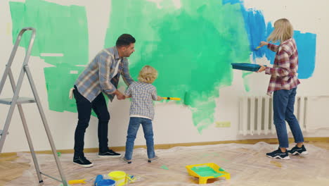 familia pintando una habitación juntos