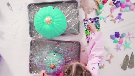 el arte de decorar calabazas con rhinestones, colas de sirena y conchas marinas