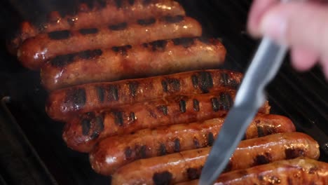 volviendo las salchichas en una parrilla caliente