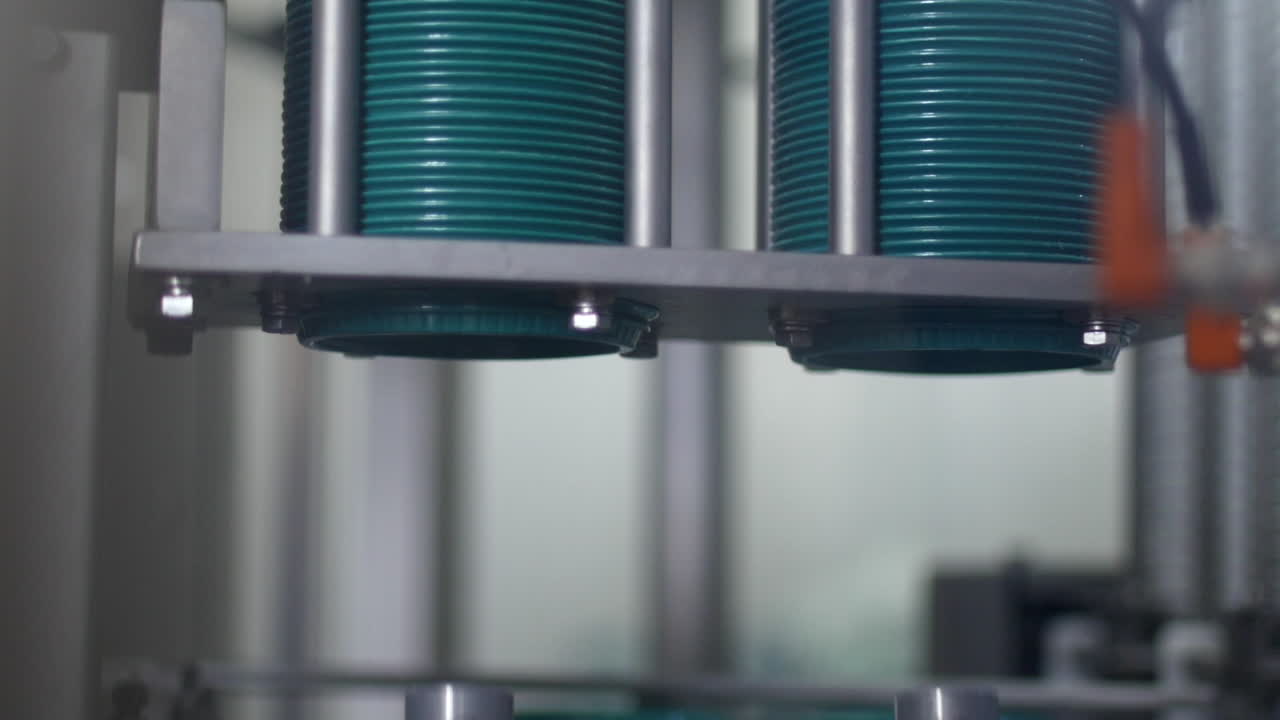 공장에서 플라스틱 캡 생산