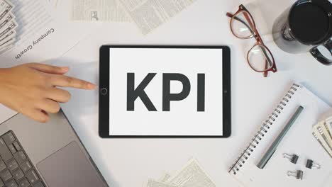 kpi que se muestra en la pantalla de una tableta