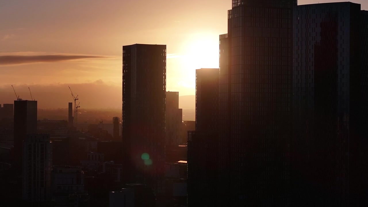 Amanece sobre Deansgate Square, un complejo residencial de rascacielos en el extremo sur del centro de Mánchester, Reino Unido. Se llaman North, West, South, East, The Blade, Beetham Tower y Three60