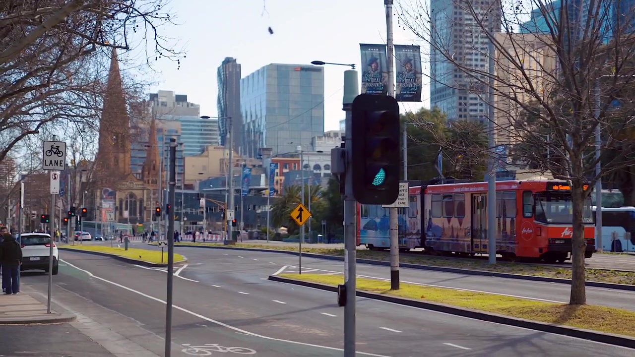 Tranvía circulando hacia la ciudad en la calle Flinders, Melbourne