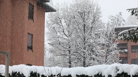 Tormenta-De-Nieve-En-El-Paisaje-Urbano,-Escena-Urbana-Al-Aire-Libre-En-Invierno