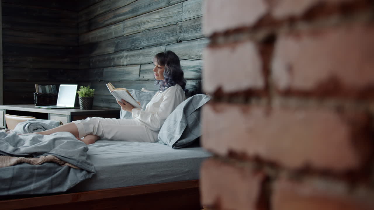 침대에서 책을 읽는 여자