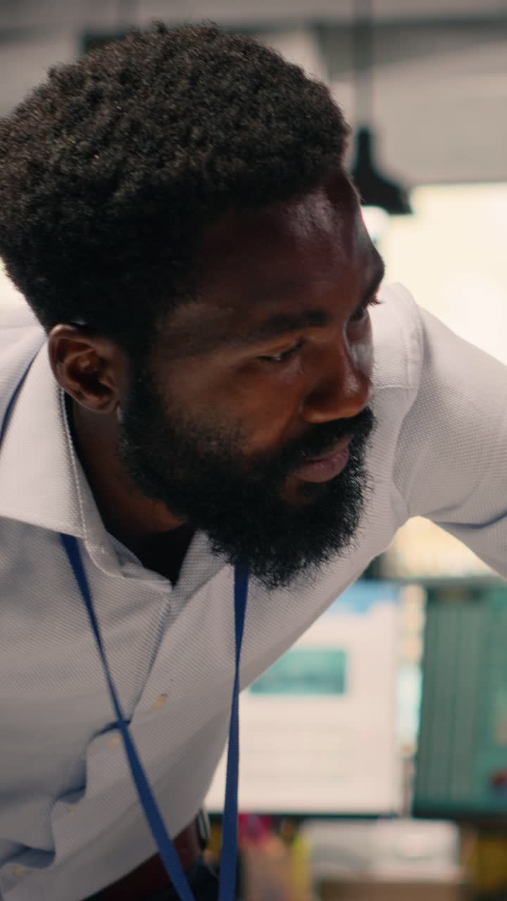 Video verticale. Team aziendale diversificato che collabora alla reportistica e all'analisi dei dati, in un ufficio professionale.