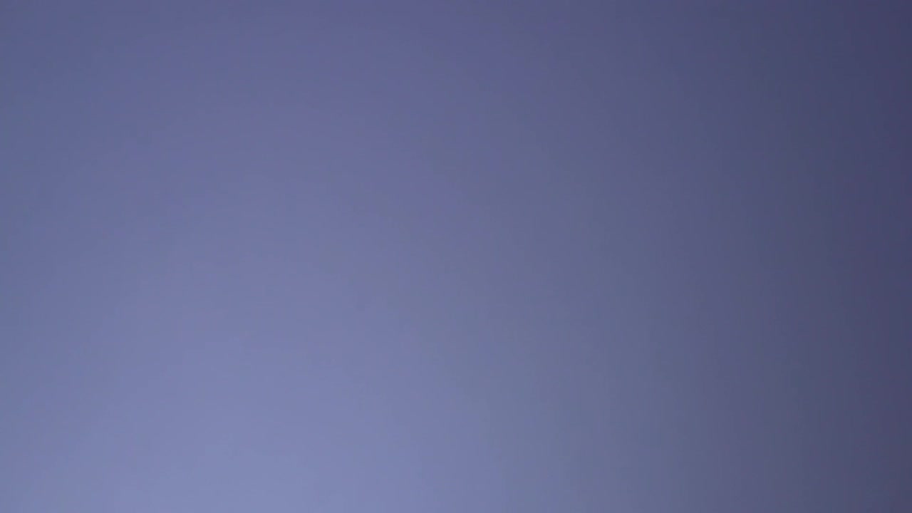 un gran avión está en camino a aterrizar