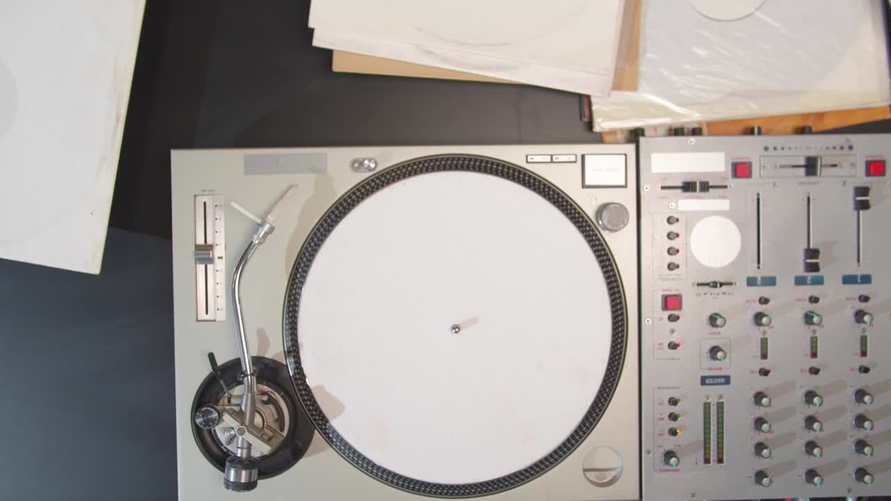 음악가 가 비닐 음반 을 조사 하고 있다.