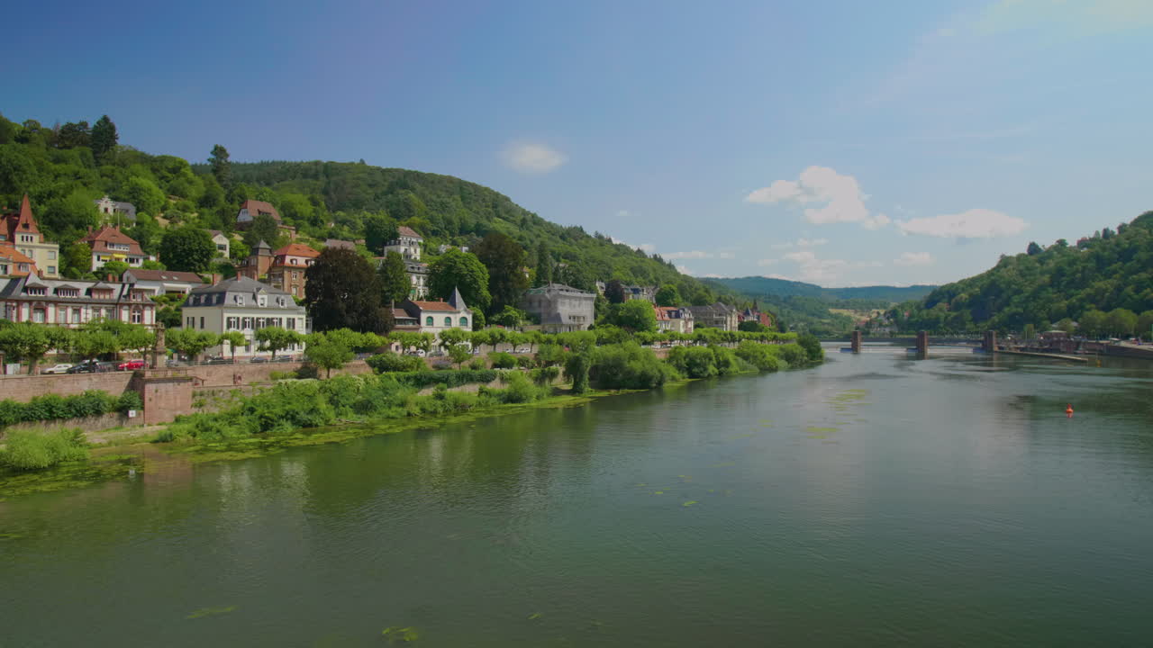 Veduta di Heidelberg con il fiume Neckar in una giornata di sole