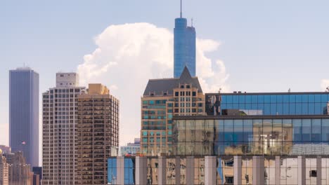 Timelapse-En-Chicago-Mirando-Al-Sur-En-La-Torre-Trump-Con-Nubes