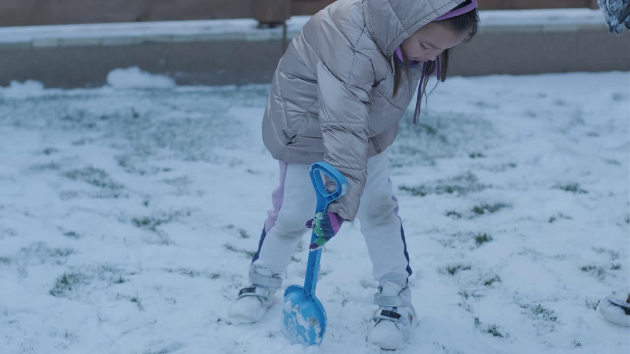 할아버지와 손녀가 눈 속에서 재미를 느끼고 있습니다.
