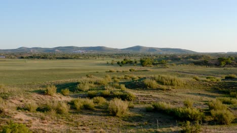 Flug-über-Xilinguole-Grasland-Unter-Wunderschönem-Blauen,-Klaren-Himmel