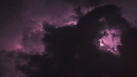Gewitterzeitraffer-Während-Einer-Dunklen-Nachtumgebung---Dunkles-Gruselwetter-Mit-Starken-Blitzwolken