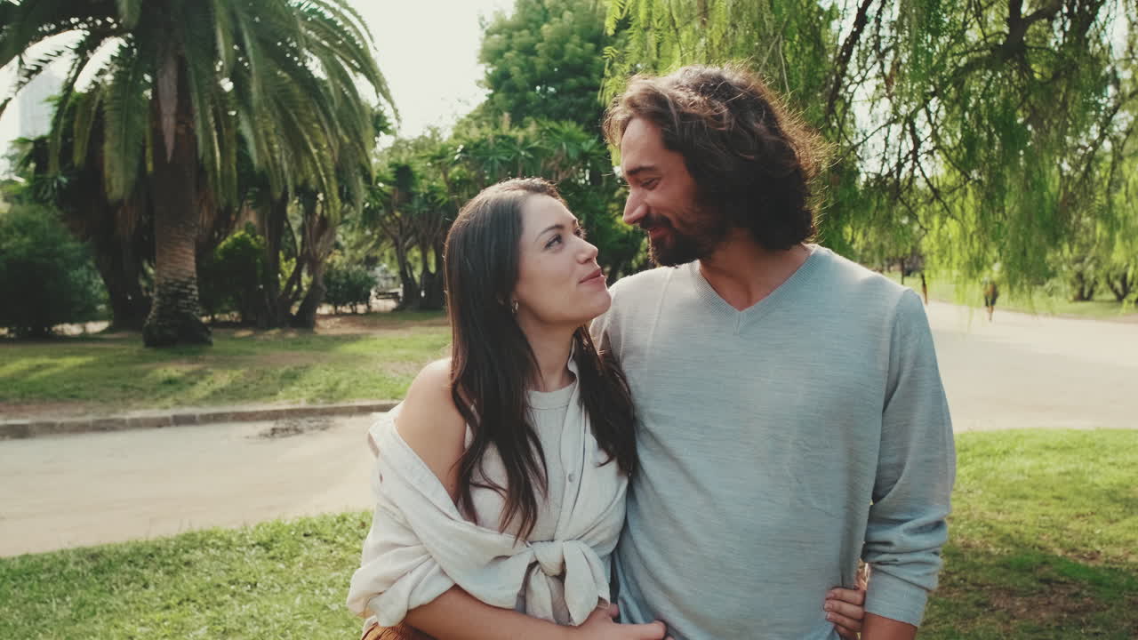 공원에서 로맨틱한 순간을 즐기는 커플