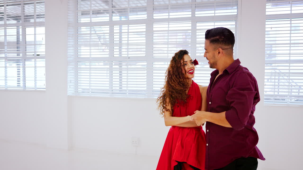 salón de baile, baile y pareja aprendiendo la salsa