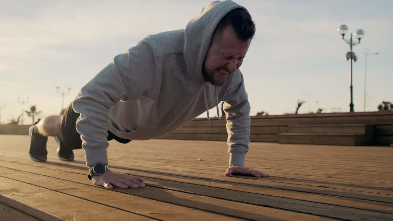 hombre haciendo flexiones al aire libre