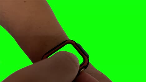 hombre manos gestos un moderno reloj inteligente con una pantalla verde chroma key contenido 4k