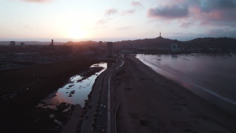 Volando-Sobre-La-Ciudad-De-Coquimbo-Con-Cruz-Del-Tercer-Milenio-Durante-El-Atardecer-En-El-Norte-De-Chile