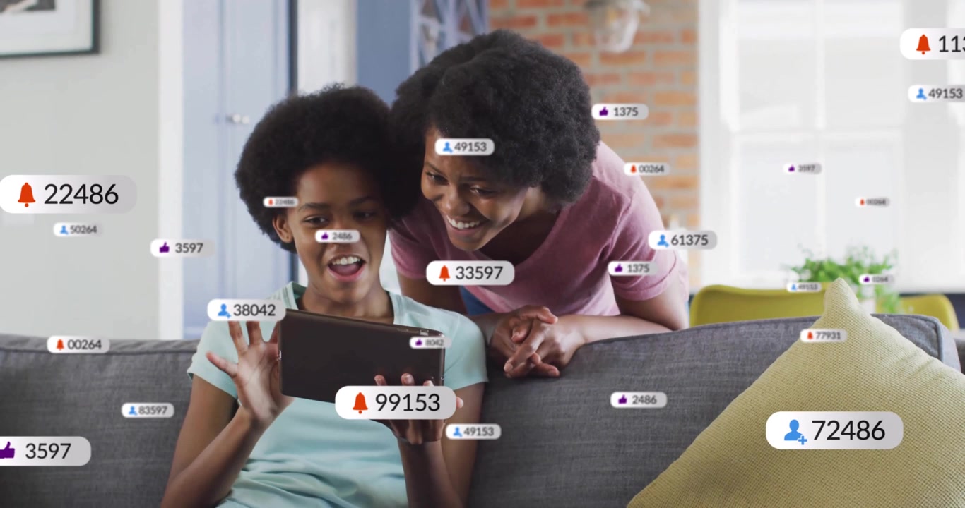 Teenagerpige tapper på tablet og igangsætter social medie-stream, mens mor læner sig ind, og advarsler stiger