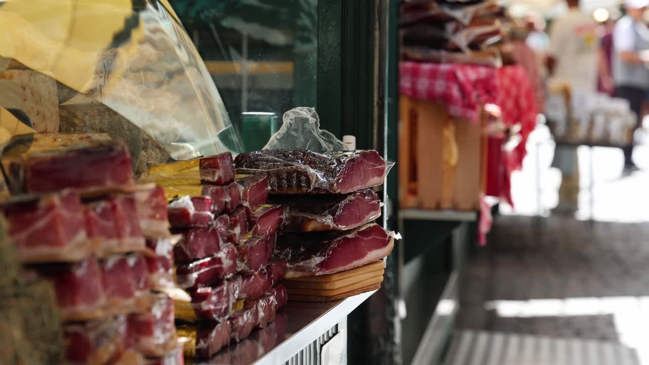Prosciutto in vendita al mercato rionale, bancarelle di cibo