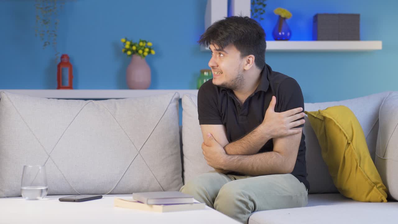 臆病な目で周りを見回す男