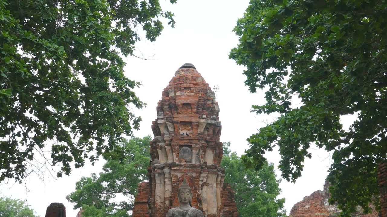 estatua de buda en wat maha that o el monasterio de la gran reliquia ubicado en la isla de la ciudad en la parte central de ayutthaya