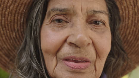 retrato en primer plano de una anciana india pensativa que mira con confianza a la cámara con un sombrero