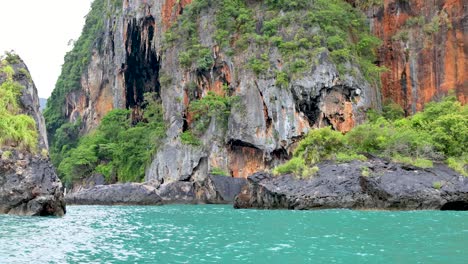 los exuberantes acantilados y las aguas turquesas en krabi