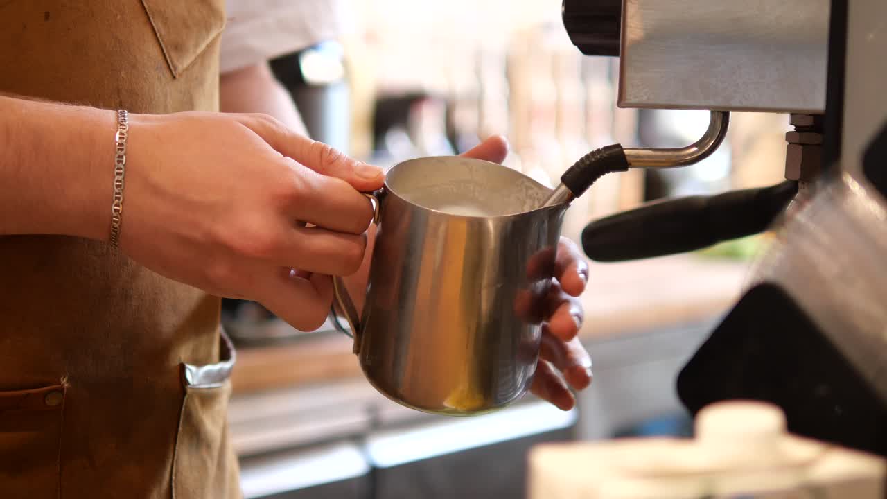 barista vaporizando leche para una bebida de café