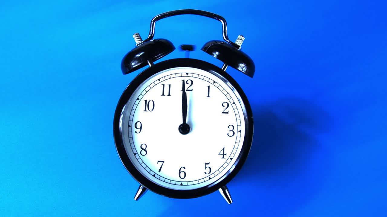 알람 시계는 오른쪽에 그림자와 함께 파란색 배경에 울리고 있습니다.