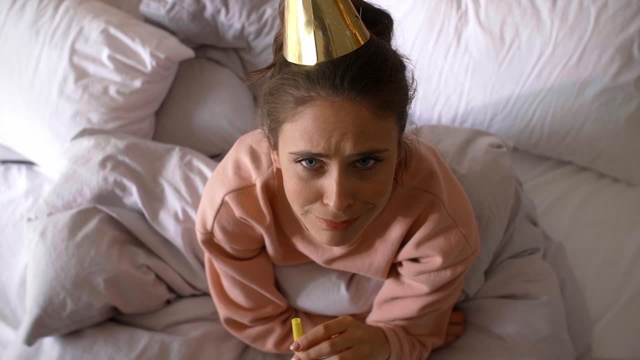mujer triste celebrando su cumpleaños en la soledad