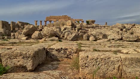 vista en primera persona del parque arqueológico de selinunte en sicilia, italia