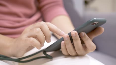 enfoque de cerca en las manos de la mujer usando un teléfono inteligente para las redes sociales