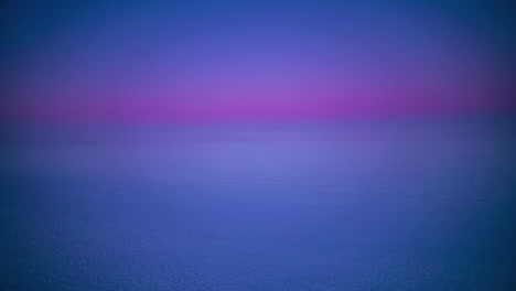 Zeitrafferaufnahme-Eines-Zugefrorenen-Sees,-Der-Morgens-Mit-Dicken-Nebelschichten-Bedeckt-Ist