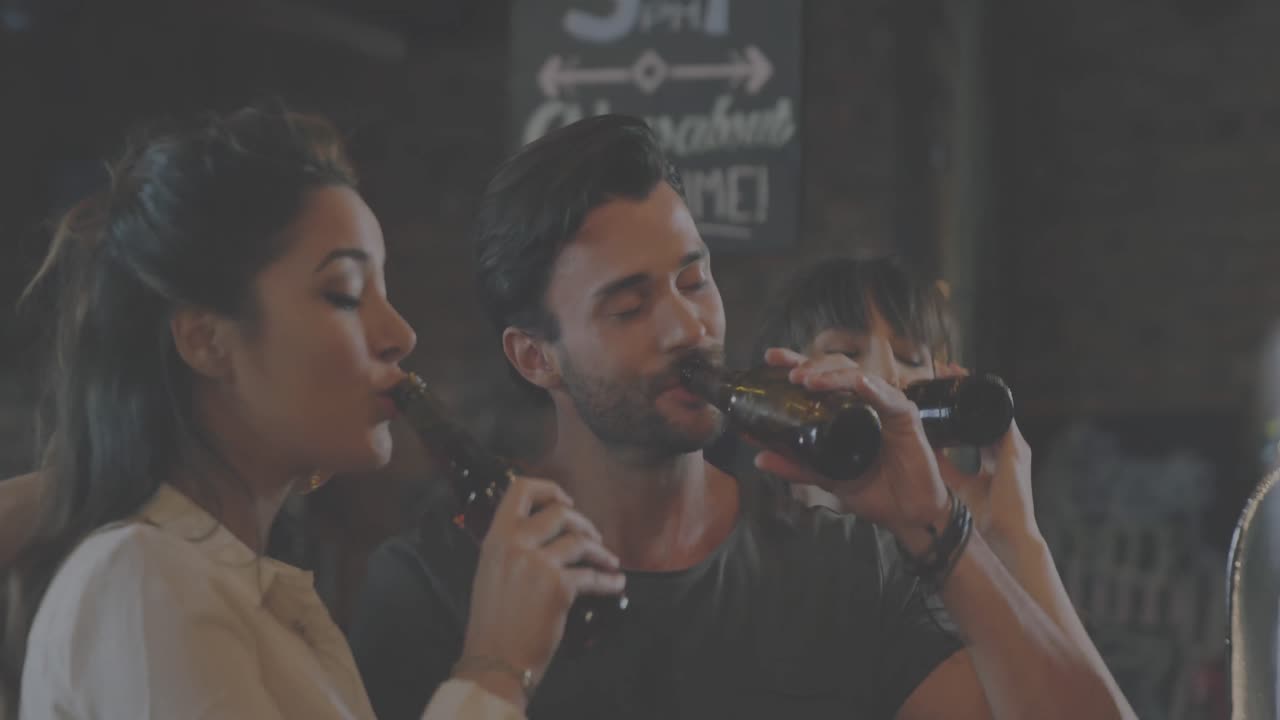 animación de vasos de cerveza de neón parpadeando sobre amigos sonrientes haciendo tostadas en el bar