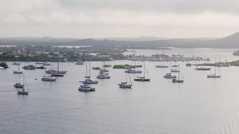 Descripción-General-De-Yates-Y-Barcos-Pesqueros-En-Aguas-Españolas-Al-Amanecer.