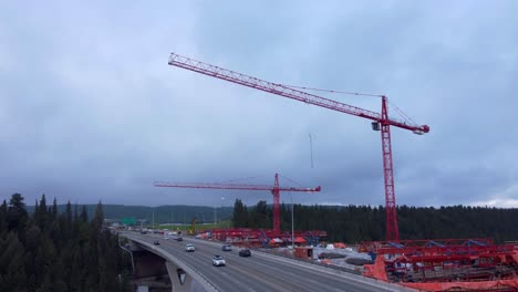 Grúa-Por-La-Concurrida-Zona-De-Construcción-Del-Puente-De-La-Autopista